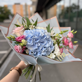 Buchet "Blue touch" cu hortensie și trandafiri